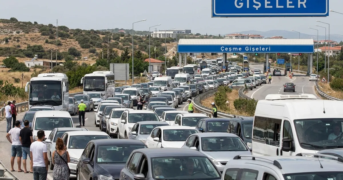 Araç yoğunluğu Çeşme gişelerini vurdu: İlerleyiş duruyor