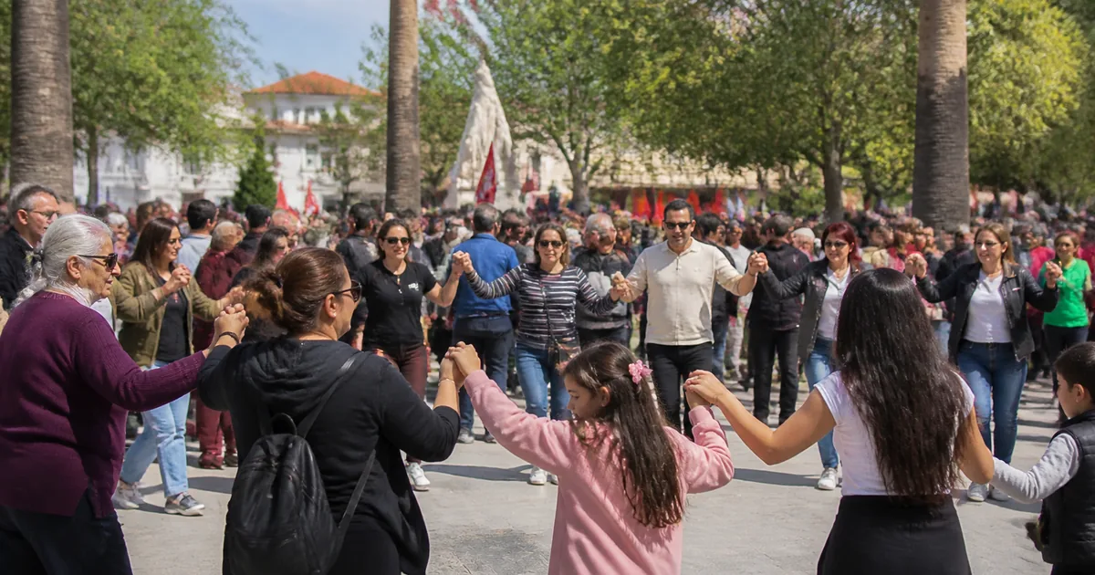 Çeşme'de 1 Mayıs İşçi Bayramı: Mehmetçik Parkı'ndan Meydana Yürüyüş